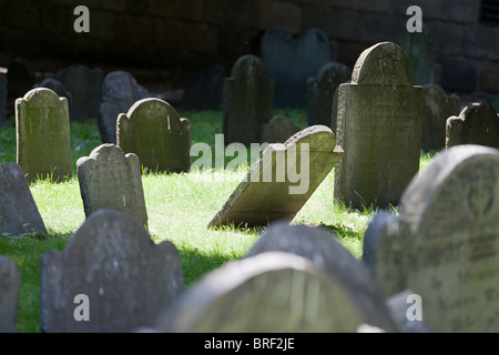 Vecchie lapidi di inclinazione nel vecchio granaio di seppellimento di massa. Uno di Boston più antica di cantieri grave. Foto Stock