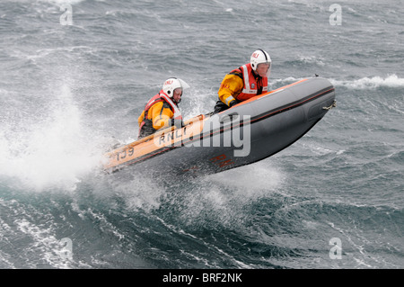 Regno Unito più settentrionali RNLI scialuppa di salvataggio equipaggio basato in " La fede Shetland Scozia in esercizio Foto Stock