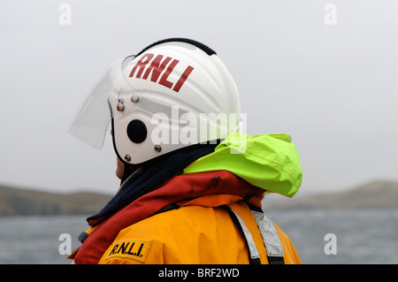 Regno Unito più settentrionali RNLI scialuppa di salvataggio equipaggio basato in " La fede Shetland Scozia in esercizio Foto Stock