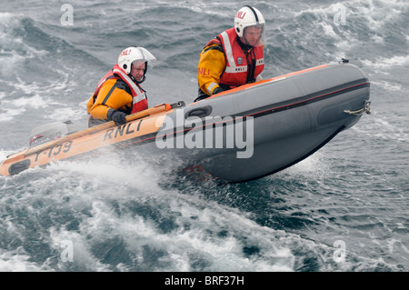 Regno Unito più settentrionali RNLI scialuppa di salvataggio equipaggio basato in " La fede Shetland Scozia in esercizio Foto Stock