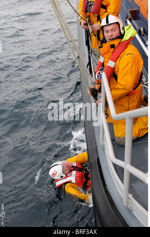 Regno Unito più settentrionali RNLI scialuppa di salvataggio equipaggio basato in " La fede Shetland Scozia in esercizio Foto Stock