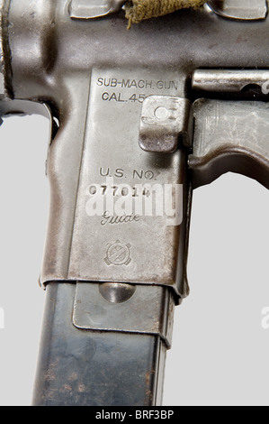 Armes à feu, pistola Per Ingrassaggio Pm, modifié A3, calibro .45 A.C.P, n. 77014, fosfaté vert avec sa bretelle vert olive. Première catégorie sous conditions spéciales., , Foto Stock