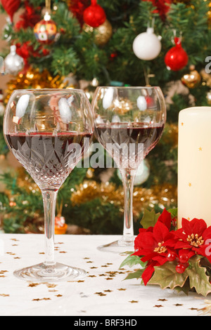 Coppia di bicchieri da degustazione in cristallo su una tavola di Natale Foto Stock