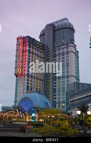 Crepuscolo presso il Fallsview Casino -- tutte accese. Il grande casino si affaccia su Cascate del Niagara sul versante canadese del fiume. Foto Stock