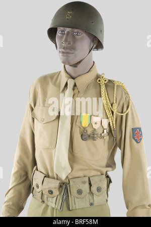 Francia 20ème Siècle, Soldat Antillais de la Première Division des Français Libres, armée de libération, sur mannequin comprenant sous casque US panné de l'ancre métallique de la coloniale, chemise en laine US, cravate beige, pantalon kaki US, brodequins cuir postérieurs, guêtres toucères, ceukonturières US. Croix de guerre, Croix du combattant, fourragère de la Médaille militaire., , Foto Stock