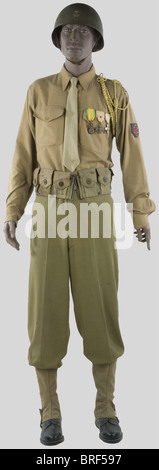 Francia 20ème Siècle, Soldat Antillais de la Première Division des Français Libres, armée de libération, sur mannequin comprenant sous casque US panné de l'ancre métallique de la coloniale, chemise en laine US, cravate beige, pantalon kaki US, brodequins cuir postérieurs, guêtres toucères, ceukonturières US. Croix de guerre, Croix du combattant, fourragère de la Médaille militaire., , Foto Stock