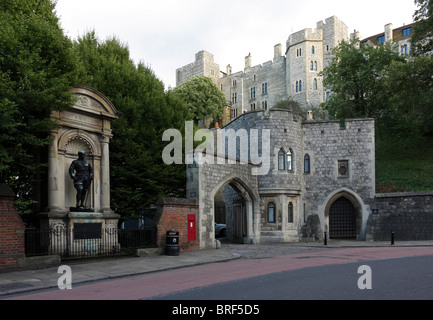 Una breve passeggiata fino a Thames Street da Datchet Road e la prima scultura in offerta per il sightseer, anche il gatehouse è in vista. Foto Stock