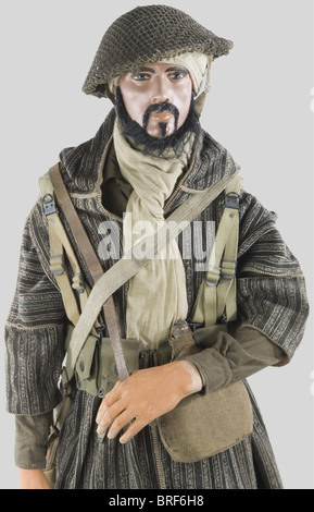 Francia 20ème Siècle, Soldat des Tabors Marocain, armée de libération, sur mannequin comprenant casque dit 'Plat à Barbe' Anglais avec filet de camouflage, chèche beige, djelabba en ispand gris, bretelles de sospensione toile, ceinturon cartouchières toile US, pantalon kaki US, sandalettes, chausettes, chausettes, chaustes, chaustes, chaussies, chaussiècle bidon de deux litri avec sa housse et bretelle., , Foto Stock