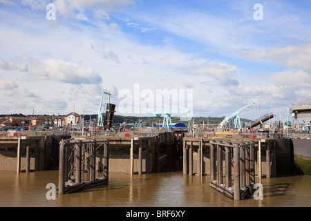 La Baia di Cardiff (Bae Caerdydd), Glamorgan, South Wales, Regno Unito, Europa. Cardiff Barrage bloccare i cancelli chiusi sul lato seaward Foto Stock