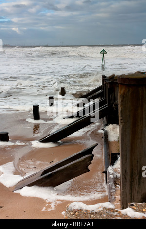 Moody stormy seascape del Nord inglese mare al largo della costa nord orientale a Seaton Sluice. Alta velocità della pellicola visibili alcuni grani. Foto Stock