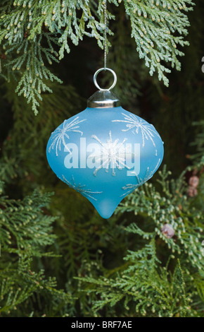 Primo piano di una blu decorazione di Natale appeso a un albero di Natale vero Foto Stock