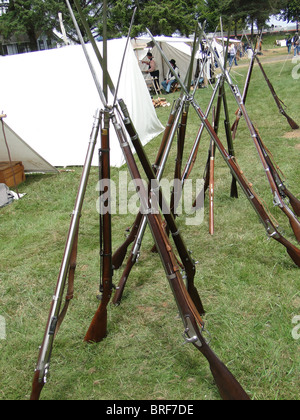 Union Army fucili a canna rigata, impilati in camp, guerra civile battaglia rievocazione, Port Gamble, WA Foto Stock