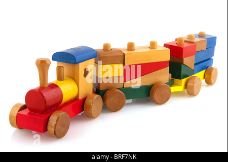 Giocattolo di legno treno con blocchi colorati isolato su bianco Foto Stock