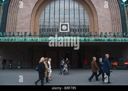 La gente a piedi nella parte anteriore della principale stazione ferroviaria centrale di Helsinki Finlandia Europa Foto Stock