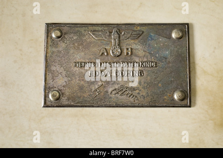 Adolf Hitler - Edda Göring., una pergamena con una targa d'iscrizione d'argento con 'einem lieben Patenkinde Edda Göring - Adolf Hitler' (Al mio amato figlioccio Edda Göring - Adolf Hitler) sotto un'aquila nazionale con il monogramma 'AH'. 37 x 27,5 cm. Ci sono resti di un'etichetta del produttore 'Handarbeit WW' (Fatta A Mano WW) sul retro. Nessun contenuto. Il 10 aprile 1935 Hermann Göring sposò l'attrice Emmy Sonnemann. La loro figlia Edda nacque il 2 giugno 1938, e Hitler divenne il suo padrino. Storico, storico, 1930s, 20th secolo, NS, National Socialis, Foto Stock