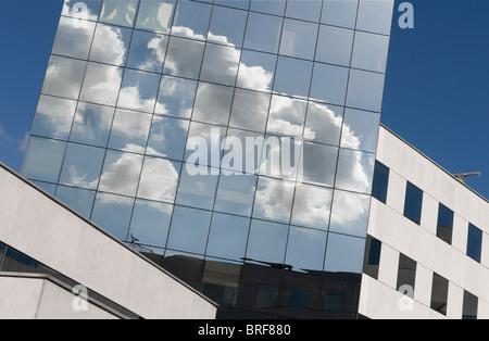 Nuvole riflettono nel moderno edificio di vetro, lille, Francia Foto Stock