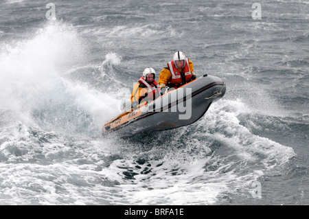 Regno Unito più settentrionali RNLI scialuppa di salvataggio equipaggio basato in " La fede Shetland Scozia in esercizio Foto Stock