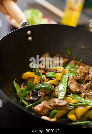 Lo chef cucina wok Foto Stock