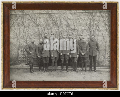 Primo Luogotenente Max Immelmann (1890 - 1916), fotografia di gruppo degli ufficiali di Feld-Flieger-Abteilung 62 Identificati da nomi scritti sul retro nella mano di Immelmann. Paesaggio formato gruppo fotografia dei piloti e osservatori con un'etichetta sul retro con la scrittura in inchiostro come segue: 'Dies Offiziere der Feld=Flieger=Abteilung 62 am 20.1.1916', seguito dal numero e dall'identificazione della persona, '1. B contro Gusnar / 2. B Fromme / 3. B contro Cossel / 4. F Schilling / 5. F Mulzer / 6. F Hess / 7. B Krause / 8. F Immelmann / 9. A. F. Kassner / 10. F Brekke / , Foto Stock
