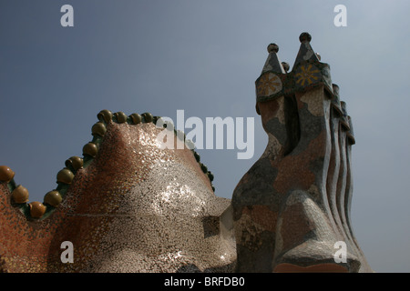 Dragon-back tetto di Gaudi-progettato Casa Batllo a Barcellona con sfere di ceramica sul crinale, vetro e ceramica a mosaico e di camini Foto Stock