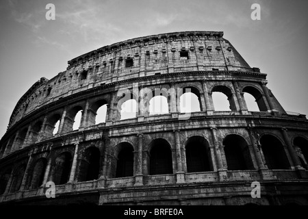 Il Colosseo o il Colosseo vista esterna e in bianco e nero. Roma, Italia. Foto Stock