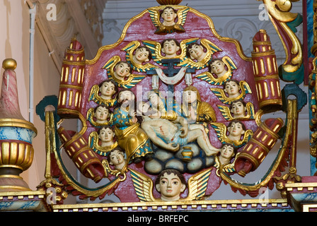 Dettagli altare - Sculture in legno e dipinti murali ;Il St.Marys Giacobita Chiesa siriana a Kandanad (MARTH MARIAM chiesa), Kerala. Foto Stock