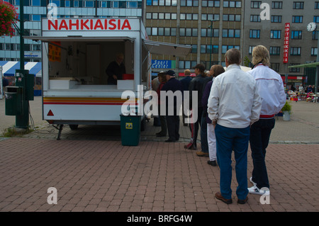 Coda alla bancarella vendendo lamperns (lampreda di fiume) venduto in autunno a Pori Finlandia Europa Foto Stock