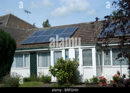 Elettricità solare i pannelli interni sul tetto della casa Foto Stock