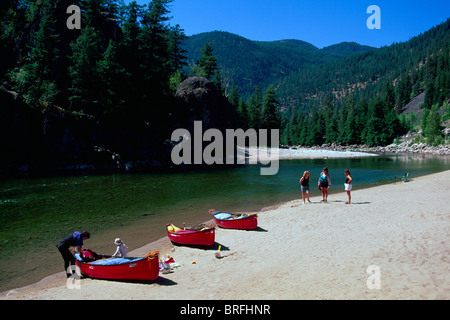 Similkameen Valley, British Columbia, Canada - Canoe sulla spiaggia lungo il fiume Similkameen, Bromley Rock parco provinciale Foto Stock