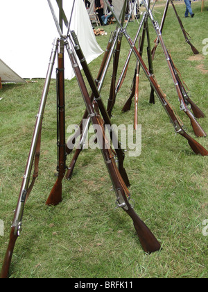 Union Army fucili a canna rigata, impilati in camp, guerra civile battaglia rievocazione, Port Gamble, WA Foto Stock