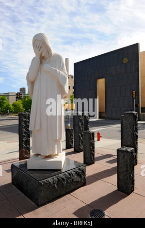 E Gesù pianse Statua San Giuseppe chiesa cattolica Oklahoma City vicino al Monumento Nazionale di Alfred P Murrah Building Foto Stock