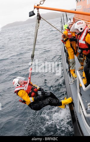 Regno Unito più settentrionali RNLI scialuppa di salvataggio equipaggio basato in " La fede Shetland Scozia in esercizio Foto Stock