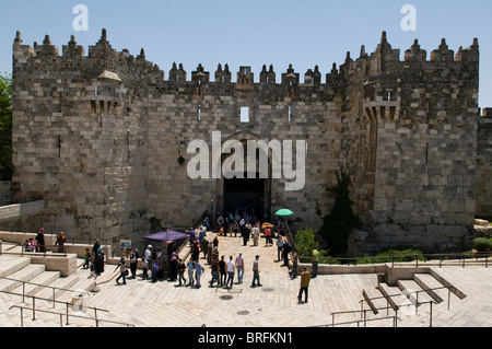 Porta di Damasco di entrare nella città vecchia di Gerusalemme Foto Stock