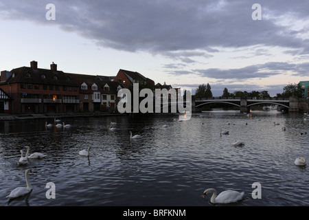 Tramonto sul Fiume Tamigi a Windsor in Berkshire, Inghilterra. Foto Stock