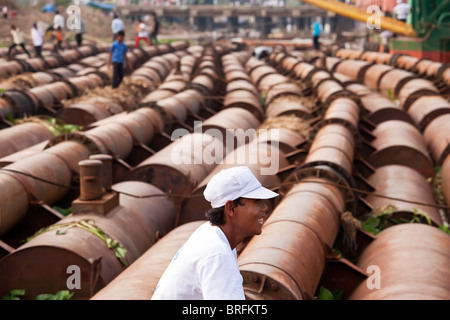 Tamburo olio tamponi, jetty, Phnom Penh Cambogia Foto Stock