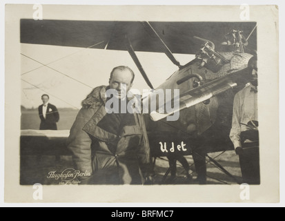 Ernst Udet - sette album fotografici, dai possedimenti di Udet, principalmente immagini del periodo Della Prima guerra mondiale e del decennio della 20s nel 20th secolo. Album con numero di serie 1: Rilegatura a pannello 34 x 27 cm. 163 foto dal periodo 1915 all'inizio del 1916. Include persone, 1910s, 20th secolo, truppe, truppe, forze armate, militare, militare, esercito, ala, gruppo, aria, forze aeree, uomo, uomini, maschio, Foto Stock