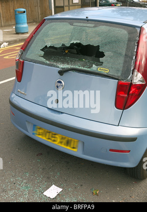 Un soggetto ad atti vandalici Fiat auto con un fracassato il finestrino posteriore. Foto Stock