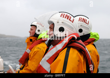 Regno Unito più settentrionali RNLI scialuppa di salvataggio equipaggio basato in " La fede Shetland Scozia in esercizio Foto Stock