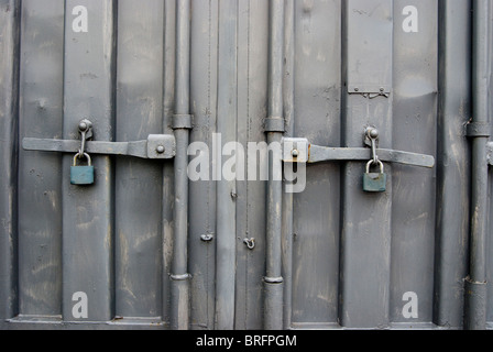 Le porte chiuse di un contenitore industriale Foto Stock