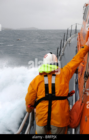 Regno Unito più settentrionali RNLI scialuppa di salvataggio equipaggio basato in " La fede Shetland Scozia in esercizio Foto Stock