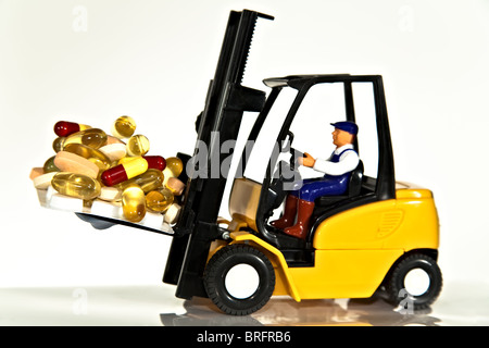 Un giocattolo di carrello elevatore a forche di sollevamento di un pallet pieno di farmaci o di compresse Foto Stock