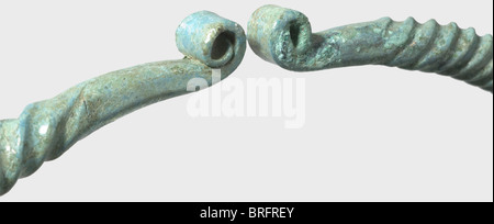 Una grande coppia celtica, Europa Centrale, Bronzo del II/i secolo a.C. con una patina verde smeraldo. Anello del collo finemente attorcigliato. Le finali coniche terminano con spirali rotolate. Pulizia della scoperta di scavo. Diametro 21 cm. Storico, storico, mondo antico, Celt, Celti, Medioevo, oggetto, oggetti, fermi, ritagli, ritagli, ritagliati, ritagliati, forature, bronzo, metallo, patina, gioielli, gioielli, nobile, prezioso, Additional-Rights-Clearences-non disponibile Foto Stock