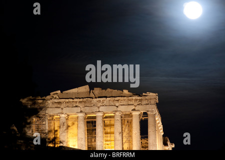 Vista Partenone di Atene durante una notte di luna piena vigilia di capodanno. Foto scattata da Dionisiou Aeropagitou street sotto Acropoli Foto Stock