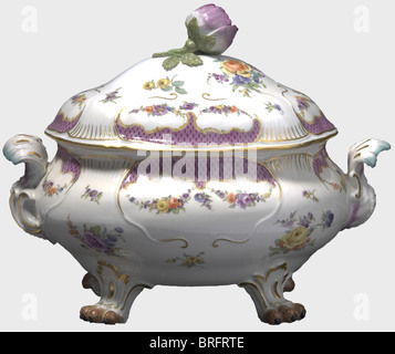 Friedrich II - Conte Kurt Christoph von Schwerin(1684 - 1757), una terrina di porcellana coperta, Meissen, circa 1746/50. Terrina rococo su quattro zampe animali, con manici a rocaille, manico coperchio a forma di rosa, fiori decorativi dipinti a mano di colore, e un contorno circostante di colore viola, scallopato. Il servizio era un regalo di Federico il Grande al suo Field Marshal Schwerin. L'occasione è finora sconosciuta, tuttavia, può essere datata a 1754. Simbolo della spada di underglaze sul fondo. 30 x 26 x 22 cm. Storico,storico,XVIII secolo,Prussia,Prussia,G,diritti-aggiuntivi-non disponibili Foto Stock