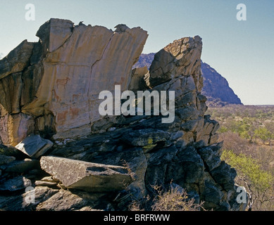 Pannello di antichi dipinti dei Boscimani su un alto scoglio in Tsodilo Hills del nord del Botswana Foto Stock