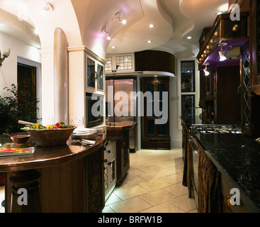 La crema piastrelle da pavimento in paese moderno cucina rialzata con  ripiano in vetro su bar per la prima colazione Foto stock - Alamy