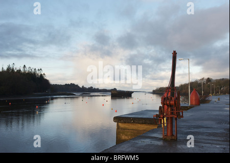 Il Quayside a Ballina, Co. Mayo Irlanda mostra una vecchia gru e il relitto del Creteboom Foto Stock