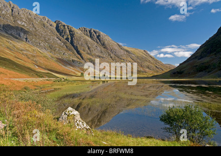 La Aonach Eagach ridge & Loch Achtriochtan nel Pass di Glencoe, Inverness-shire, regione delle Highlands. La Scozia. SCO 6759 Foto Stock