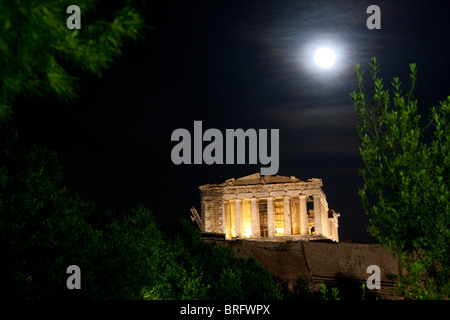 Vista Partenone di Atene durante una notte di luna piena vigilia di capodanno. Foto scattata da Dionisiou Aeropagitou street sotto Acropoli Foto Stock