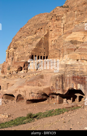 Tombe reali presso le antiche rocce scolpite città Petra, Giordania. Foto Stock